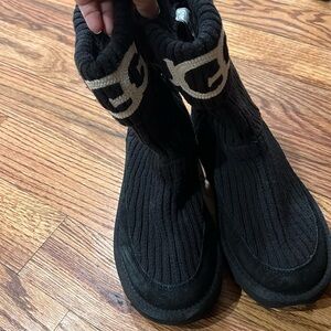 Women's Classic UGG Knit and Suede Boots. Side Zipper, Black size 8.